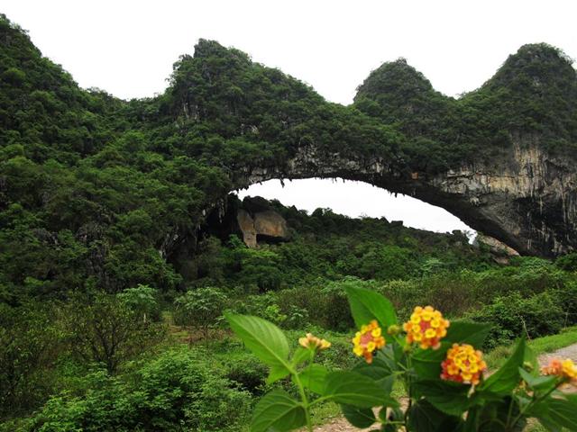 南宁出发：阳朔山水、大榕树、月亮山、遇龙河漂流、桂林休闲两天游