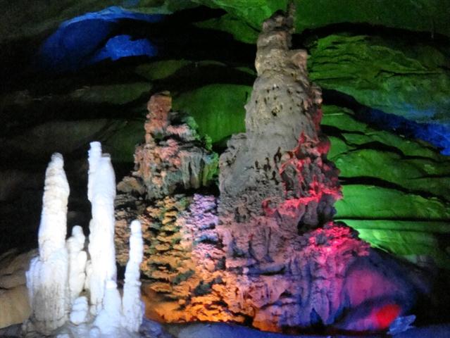 南宁出发：巴马长寿村、百魔洞、百鸟岩、水晶宫两日游