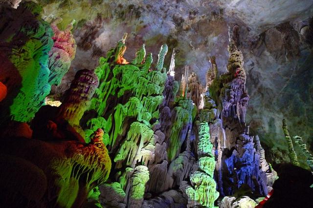 南宁出发：巴马长寿村、百魔洞、水晶宫、凤山三门海两日游